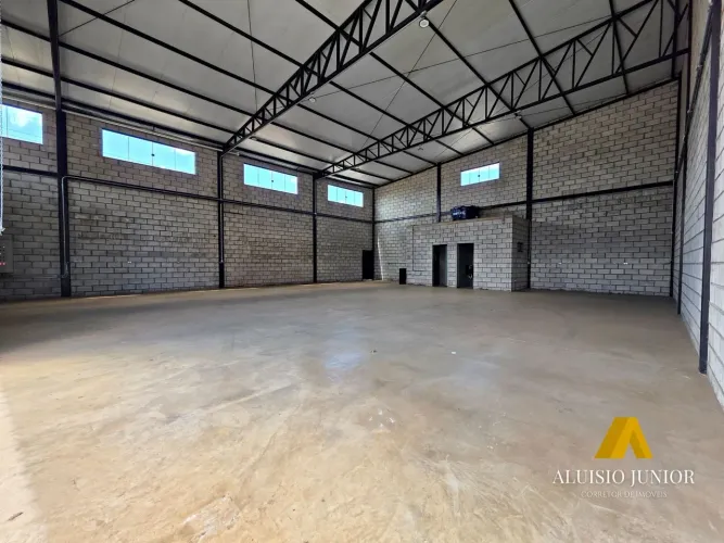 GALPÁO DE 237m² NOVINHO, CONSTRUÍDO COM O QUE Á DE MAIS MODERNO.