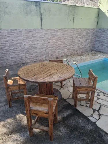 Mesa carretel com bancos