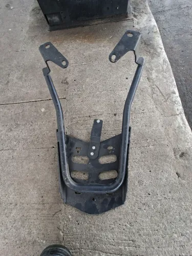 Suporte de baú. Yamaha NMAX, NOVÍSSIMO. NUNCA USADO , SÓ ESTAR SUJO DE POEIRA. 