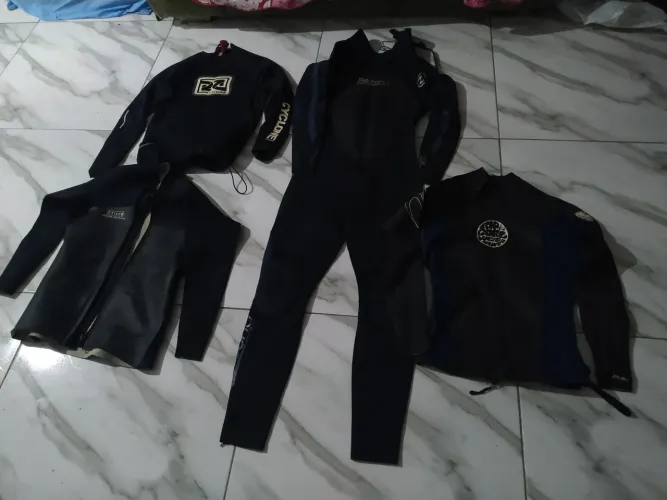Todas as roupas de borracha por 400