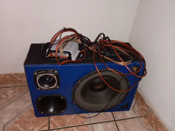 Caixa trio com Taramps de 400 mais cabos 