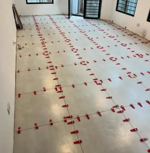 Pedreiro profissional em acentamento de porcelanato