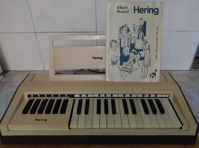 Órgão Hering Elétrico PR-5000 com Livro de Partituras