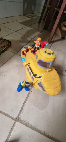 Submarino de brinquedo com bonecos imaginext defeito