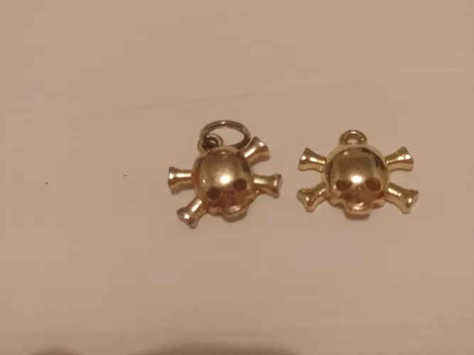 Par de Pingentes Caveira folhados a ouro