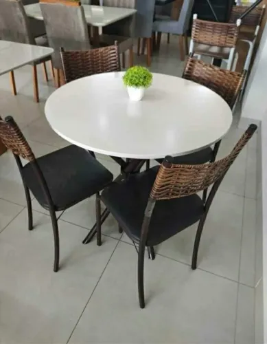 Mesa de Jantar Redonda 4 Cadeiras só R$599 com entrega rápida