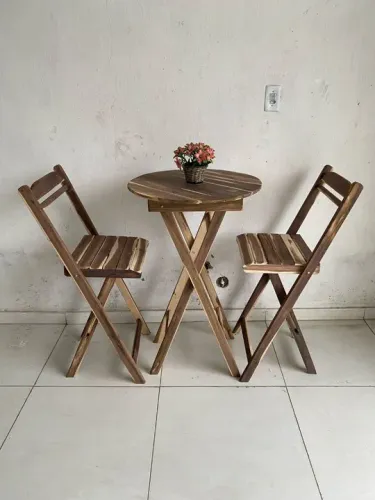Mesa de madeira dobrável com 2 cadeiras