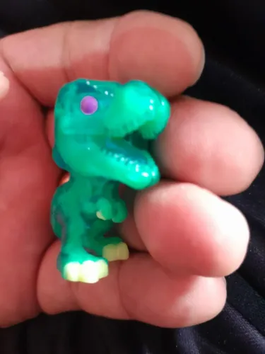 KINDER JOY - JURASSIC WORLD FUNKO POP - RARO (Brilha no escuro)