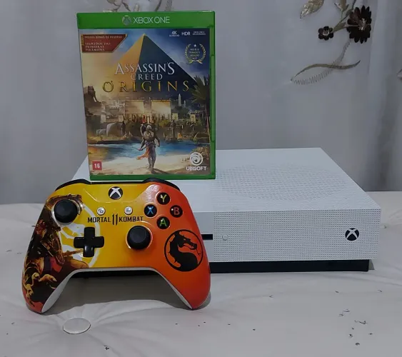Xbox One S 1T com controle personalizado.