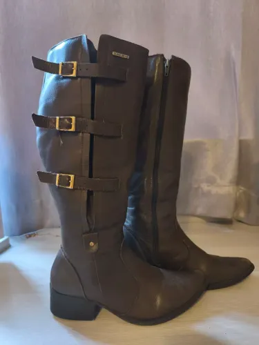 Bota marrom