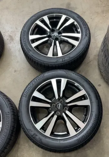 Rodas Nissan Kicks+ pneus Bridgestone semi novo 