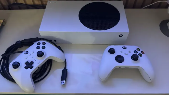 Xbox séries S usado com 2 controles