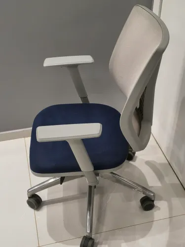 Cadeira Addit cinza base alumínio polido 