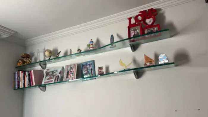 Vendo 2 prateleiras de vidro