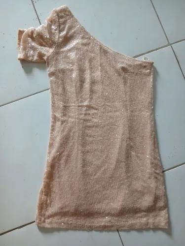 Vestido com paetes delicados em rosa seco