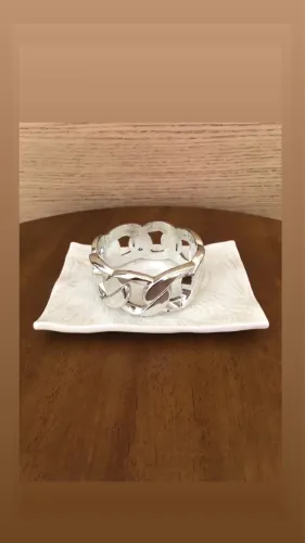 Pulseira prateada em acrílico