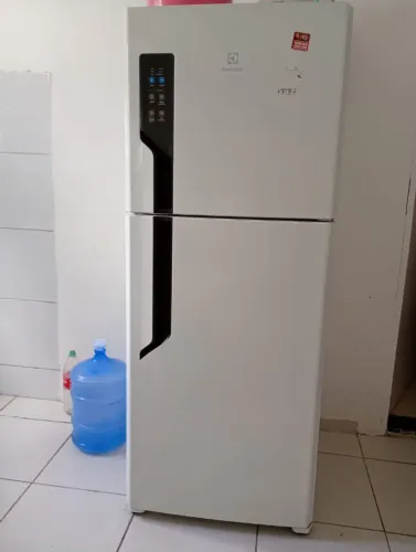 Vende-se  geladeira semi nova