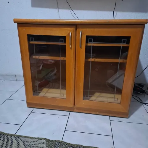 Rack de madeira com vidro com rodinhas 