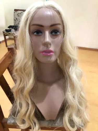 Peruca Loira sintética 70cm ondulada raiz imitando couro cabeludo 