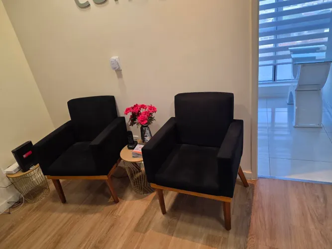 2 poltronas com pés de madeira