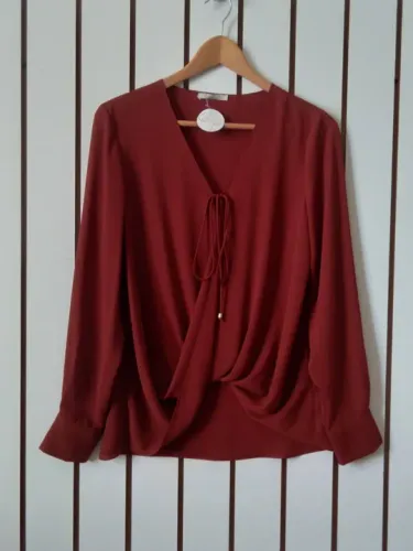 Blusa feminina de viscose cor marsala mangas longas com transpasse 