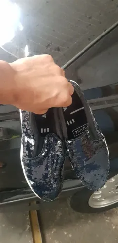 Tênis casual que muda de cor.