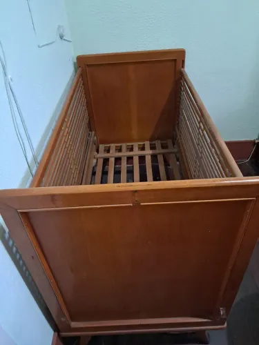 Berço Antigo Grande em Madeira Maciça