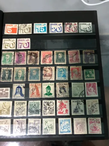 Coleção de selos antigos da década de 70