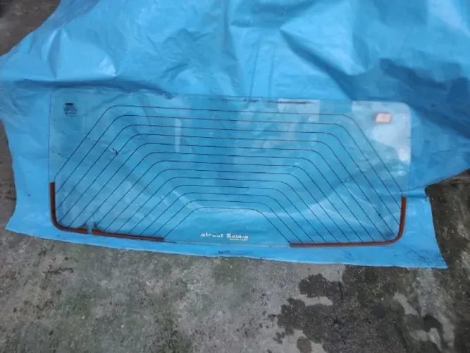 Vidro traseiro vigia de Fiat Uno quadradinha sem numero ou riscos