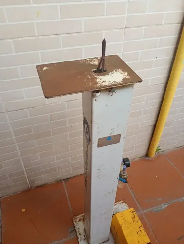 Máquina automática para colocar tira no chinelo 