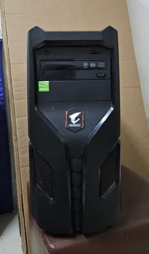 Gabinete Mid Tower AORUS