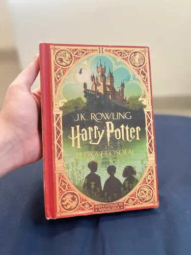 Harry Potter e a Pedra Filosofal - Edição Ilustrada MinaLima | Capa Dura | Rocco