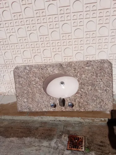 Pia de banheiro em granito, com torneira.