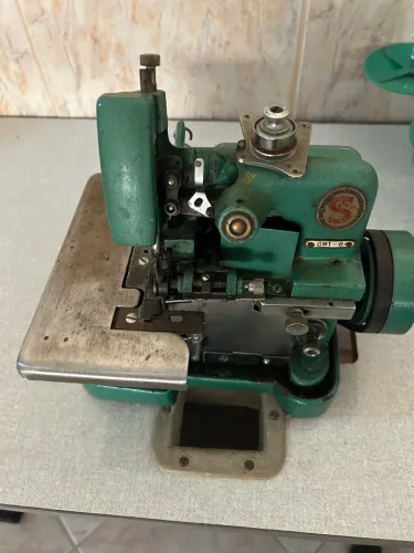 Máquina Overlok em ótimo estado de conservação com mesa