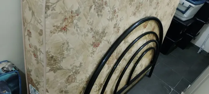 Colchão semi ortopédico com cama de ferro super resistente