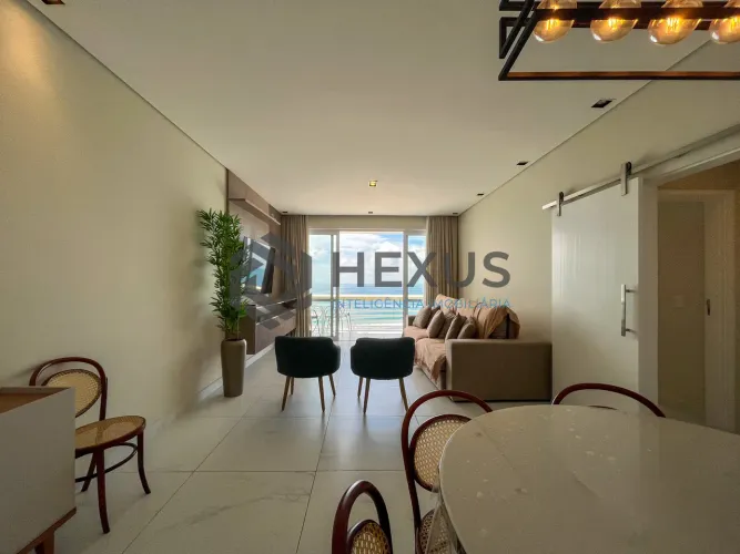 Apartamento reformado frente mar com varanda na Praia das Pitangueiras, Guaruja