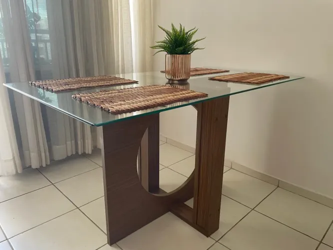 Mesa de jantar (de madeira)