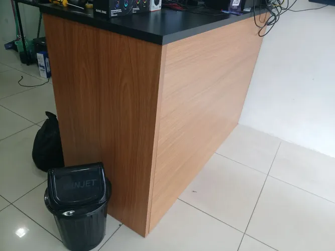 Balcão e expositor canelado em excelente estado preços na descrição