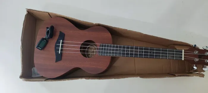 Ukulele Tagima 27K estado de novo + afinador eletrônico