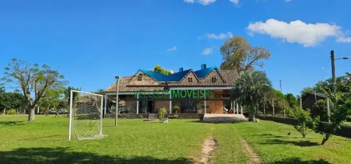 Velleda oferece espetacular sítio em cond fechado em Águas Claras, 4000m² com boa casa e p