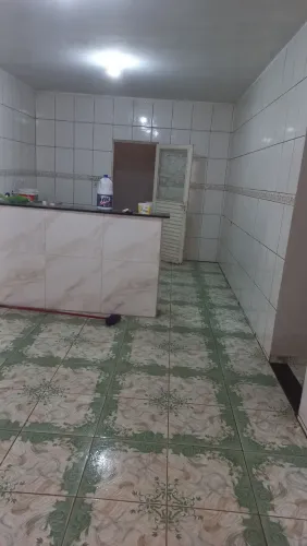 Alugo sobrado de fundos de 2 quartos na qnm 7