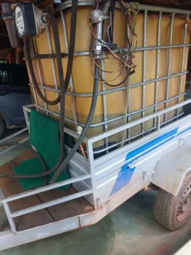 Carreta reboque com tanque para abastecimento