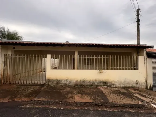 Vende-se casa em Reginópolis-SP