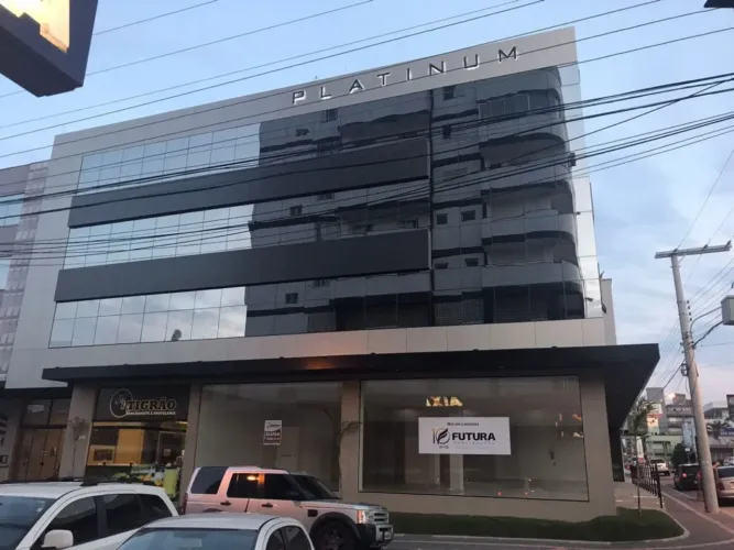 Sala comercial com 2 banheiros, cozinha. Localizada no Centro de Içara. Medindo 48,01m².