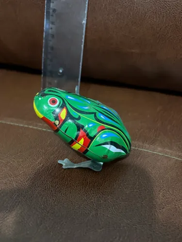 Sapinho de lata antigo.