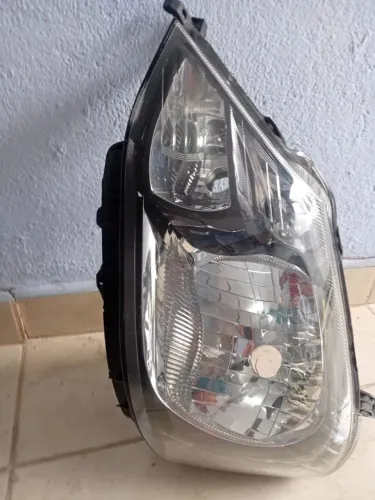 Farol com interior preto, novo praticamente. 