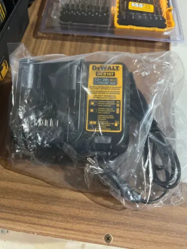 Carregador de bateria dewalt NUNCA USADO, na embalagem