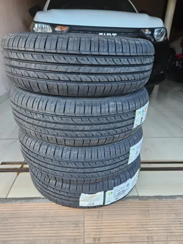 Jogo de pneus novos 175/65R15 