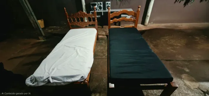 Vendo duas camas de solteiro com colchões e uma base para tv