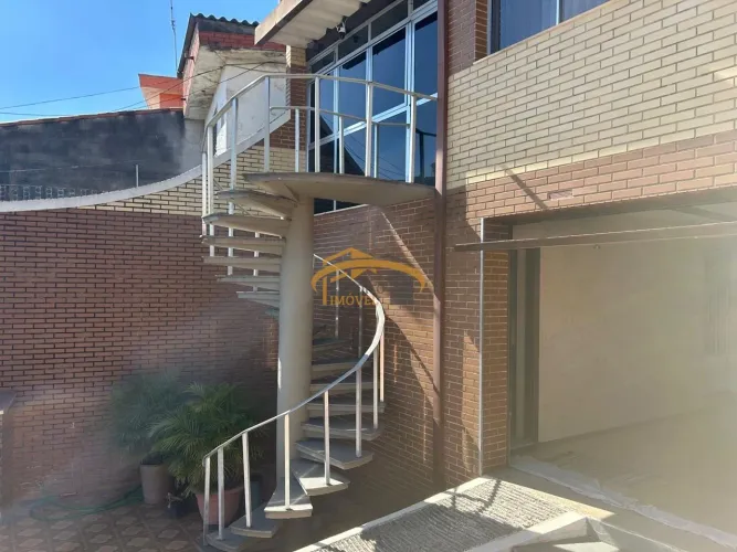 Casa para venda ou locação comercial, Vila Osasco, com 4 dormitórios, 3 vagas de garagem.